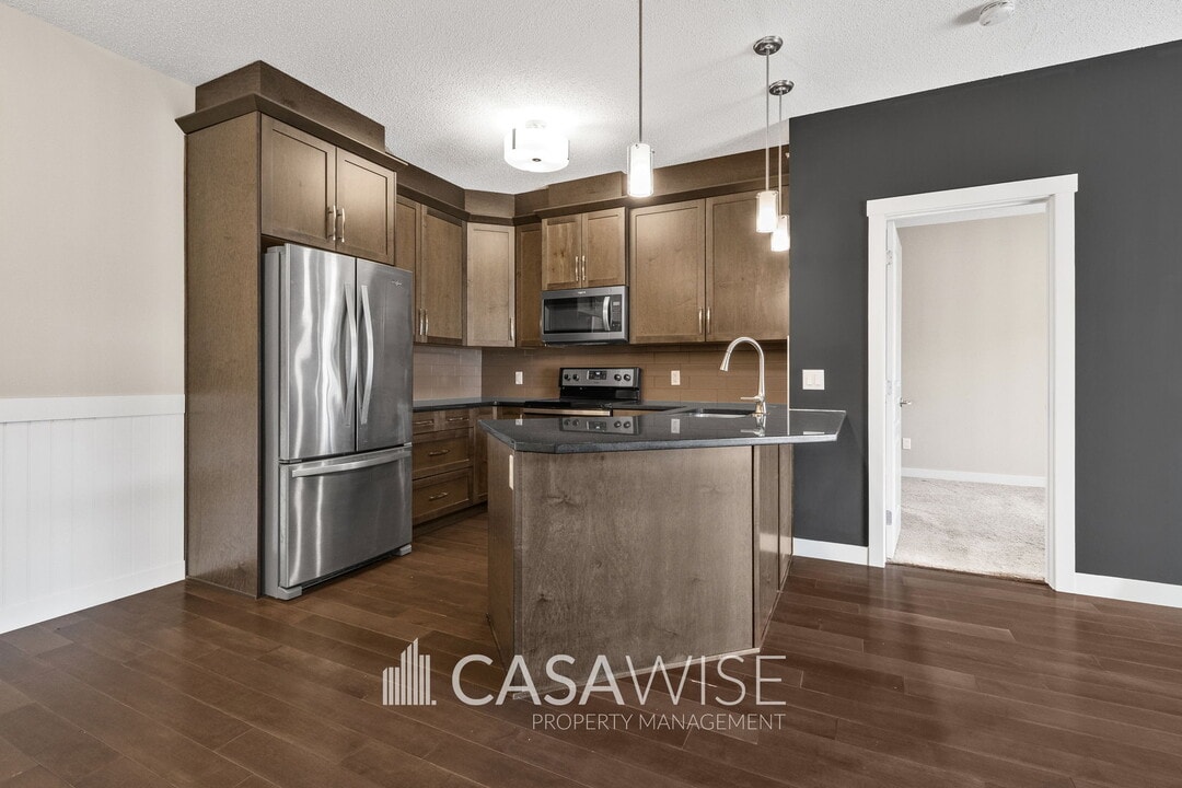 2207-2207 44 Ave NW in Edmonton, AB - Building Photo