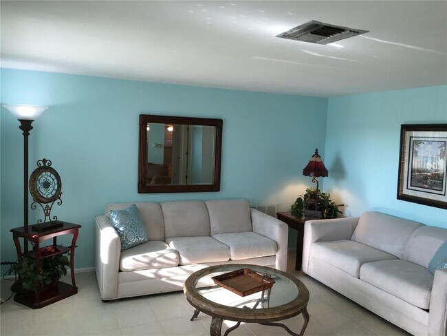 3654 Yellowbird Dr in New Port Richey, FL - Foto de edificio - Building Photo