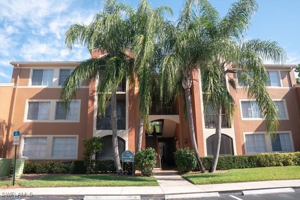 1210 Reserve Way in Naples, FL - Building Photo