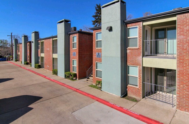 Monarch Place Apartments in Dallas, TX - Building Photo - Building Photo