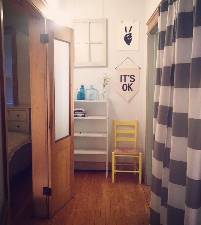 2558 W Iowa St, Unit 2R in Chicago, IL - Foto de edificio - Building Photo