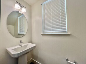 1380 Carriage Rd in Hollister, CA - Building Photo - Building Photo