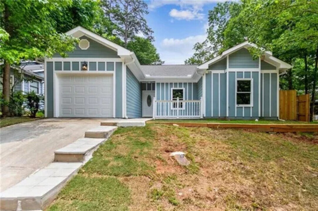 595 Maple Dr in Stone Mountain, GA - Foto de edificio