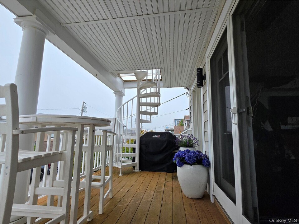 34 Trenton Ave in East Atlantic Beach, NY - Foto de edificio