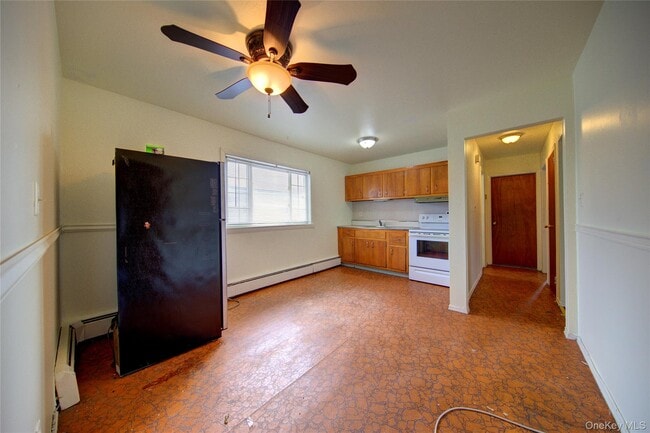 527 Cameron St in Elmont, NY - Building Photo - Building Photo