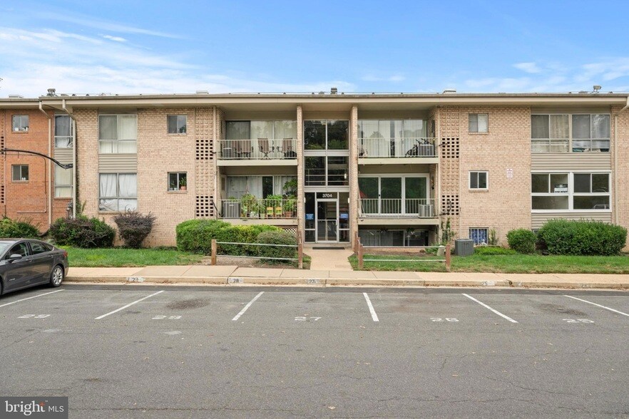 3704 N Rosser St in Alexandria, VA - Foto de edificio