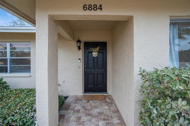 6884 W Country Club Ln in Sarasota, FL - Building Photo - Building Photo