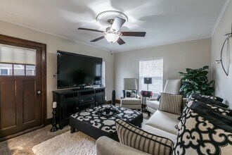 109 N May St, Unit 3 in Aurora, IL - Foto de edificio - Building Photo