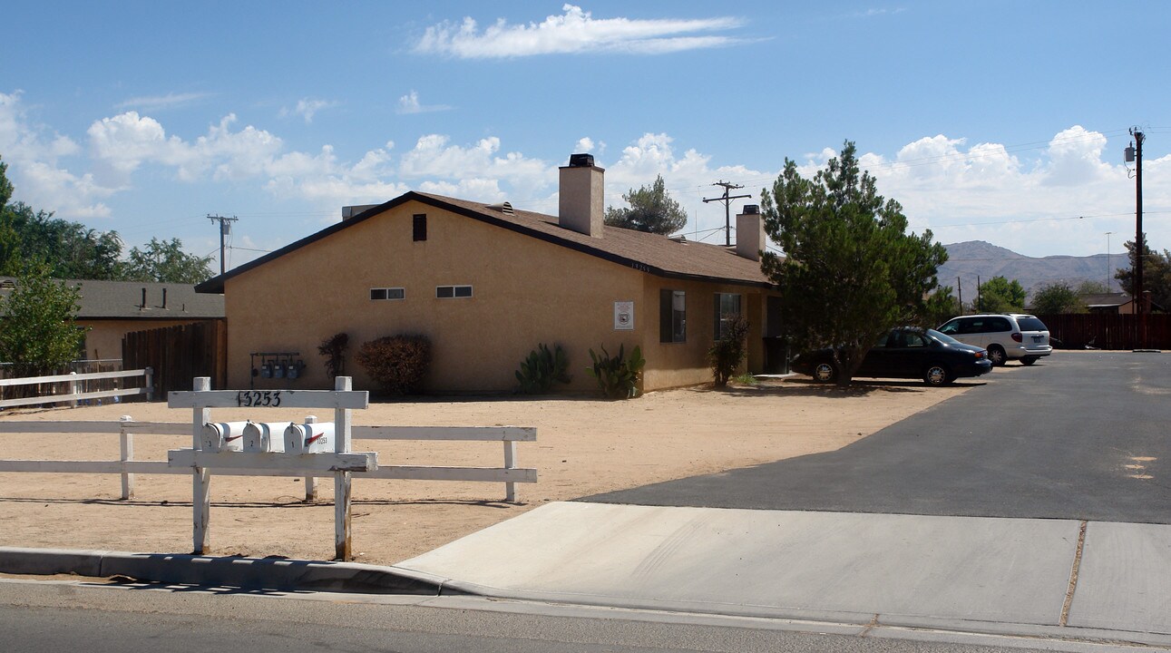 13253 Mohawk Rd in Apple Valley, CA - Foto de edificio