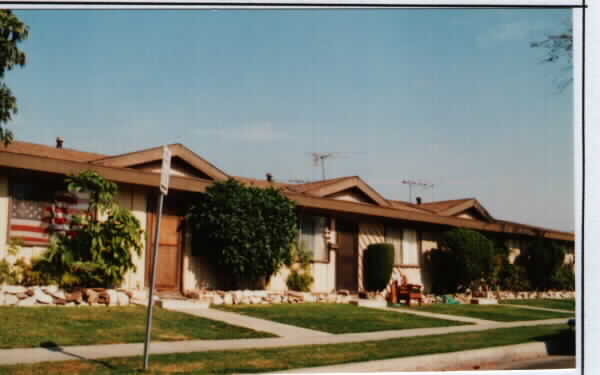 1073-1079 West Ave in Fullerton, CA - Building Photo