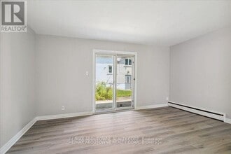 2320 Hixon St in Oakville, ON - Building Photo - Building Photo