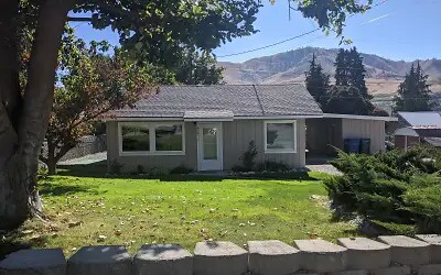 416 E Eli Ave in Chelan, WA - Foto de edificio