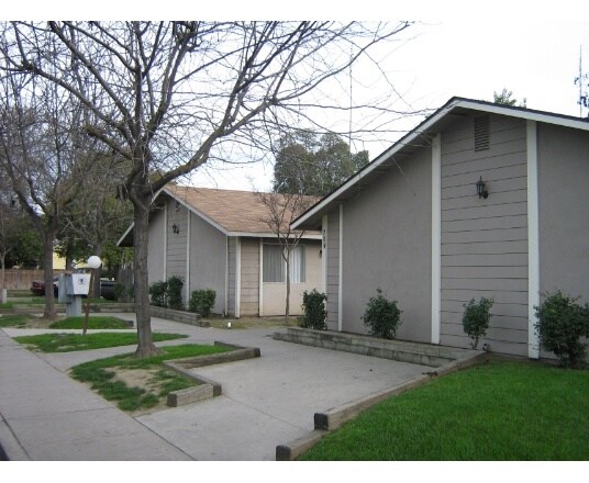 Houstan Apartment in Visalia, CA - Foto de edificio - Building Photo