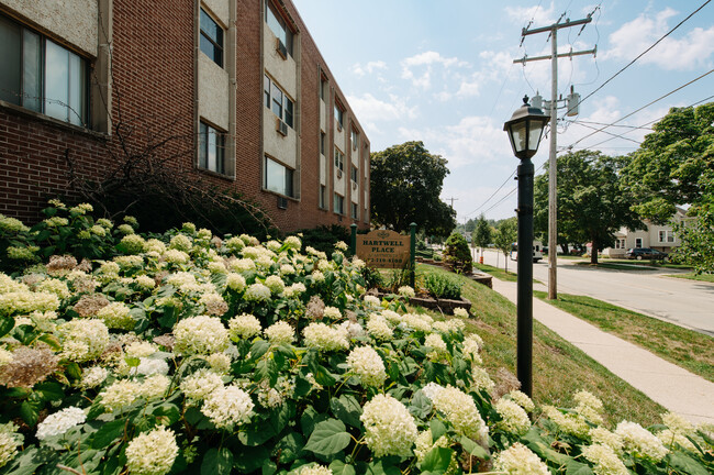 Hartwell Place Apartments in Waukesha, WI - Foto de edificio - Building Photo