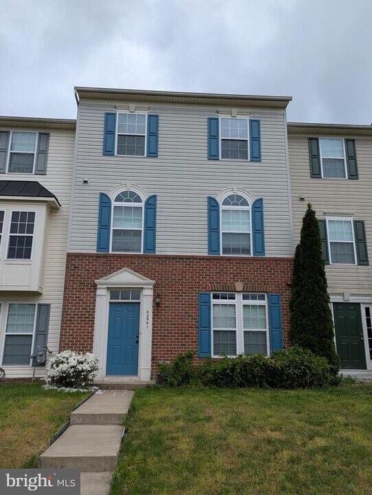 42941 Edgewater St in Chantilly, VA - Building Photo