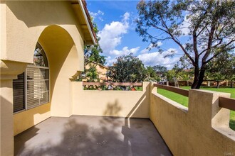 86 Costero Aisle in Irvine, CA - Foto de edificio - Building Photo