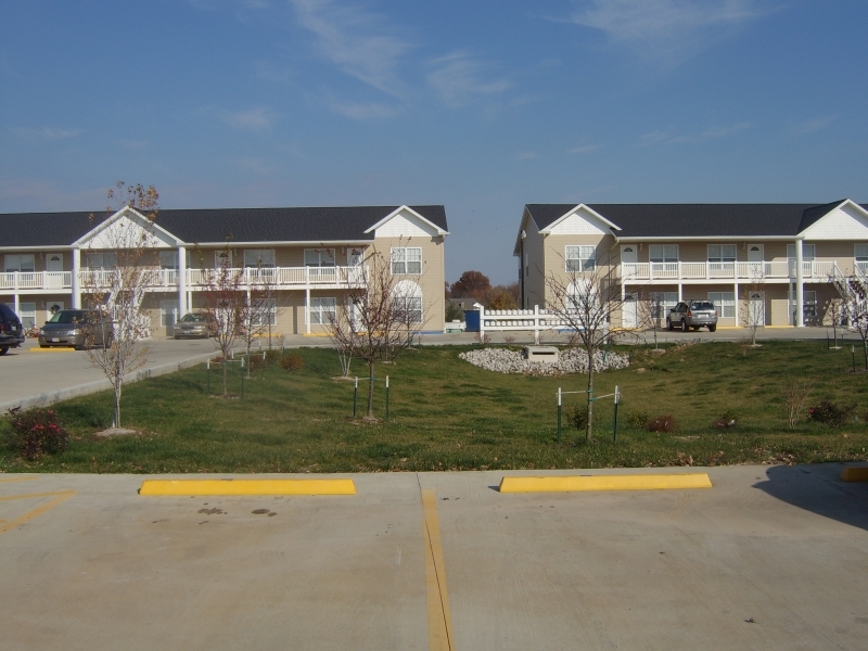 Emerald Pointe Apartments in Highland, IL - Building Photo