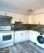 413 Silver Ct in Hamilton Township, NJ - Building Photo