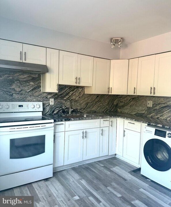 413 Silver Ct in Hamilton Township, NJ - Building Photo