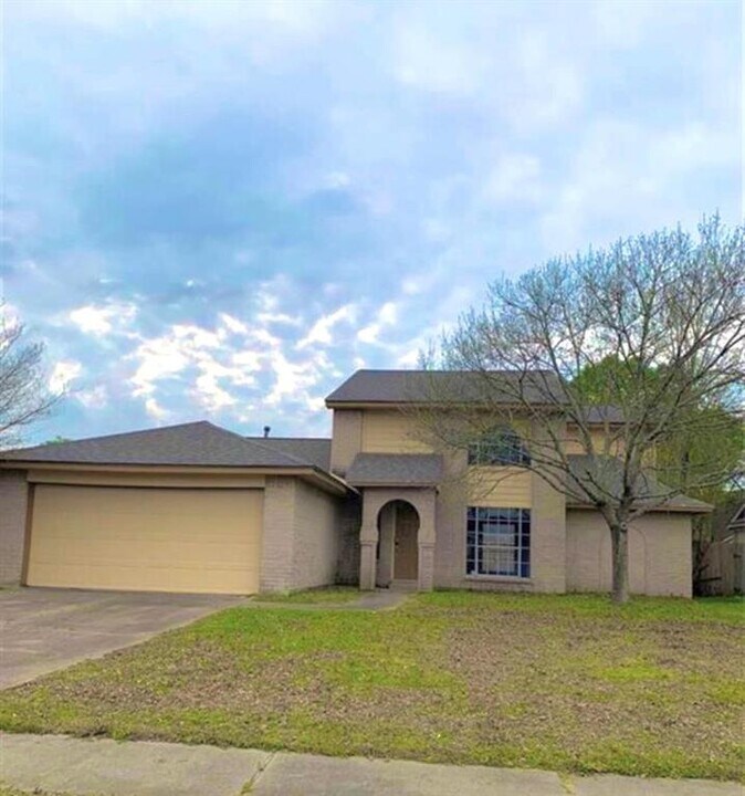 7511 Flair Oaks Dr in Houston, TX - Building Photo
