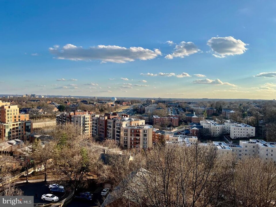 1276 N Wayne St in Arlington, VA - Building Photo