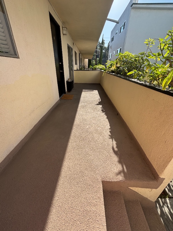 2042 Beachwood Dr in Los Angeles, CA - Building Photo - Building Photo