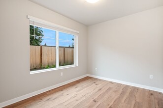 13730 Manor Way in Lynnwood, WA - Building Photo - Building Photo
