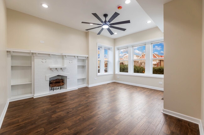 8327 S Crandon Ave, Unit 1 in Chicago, IL - Foto de edificio - Building Photo