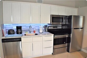 4411 E Tradewinds Ave in Lauderdale-by-the-Sea, FL - Foto de edificio - Building Photo