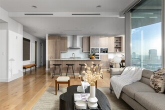 3130 N Harwood St, Unit 903 in Dallas, TX - Building Photo - Building Photo