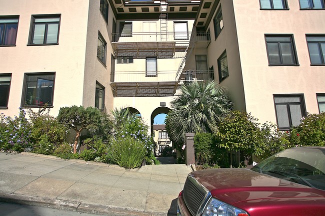 1048 Union St in San Francisco, CA - Building Photo - Building Photo