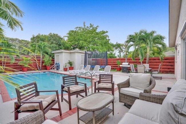 208 SW 2nd Ave in Hallandale Beach, FL - Building Photo - Building Photo