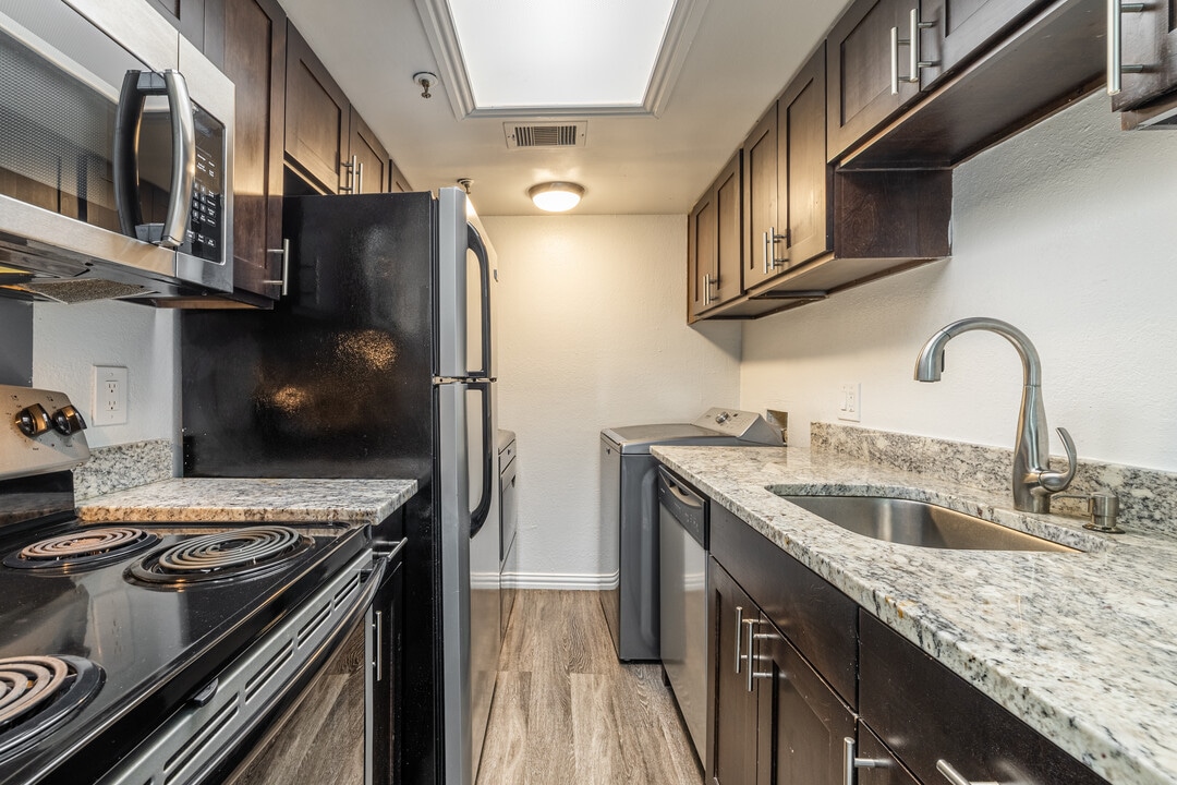 Belmont Court in Dallas, TX - Building Photo