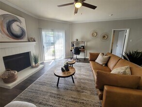 7250 W Greens Rd in Houston, TX - Foto de edificio - Building Photo