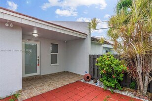 15304 SW 81st Ln in Miami, FL - Building Photo