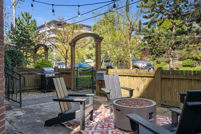 117 W Kinnear Pl in Seattle, WA - Building Photo - Building Photo