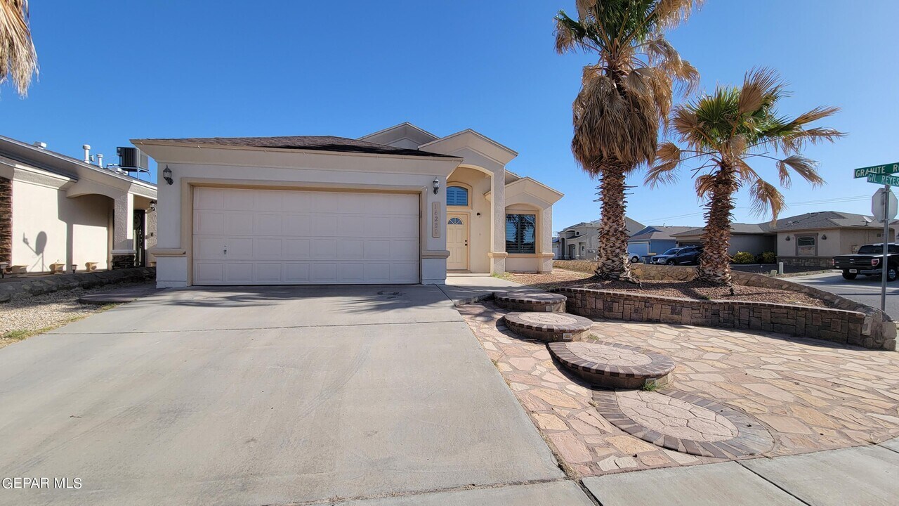 14281 Gil Reyes Dr in El Paso, TX - Building Photo