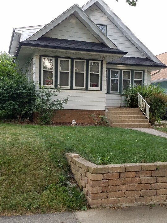 2374 N 61st St in Wauwatosa, WI - Building Photo