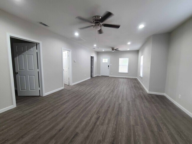 1401 Moore St in Commerce, TX - Building Photo - Building Photo