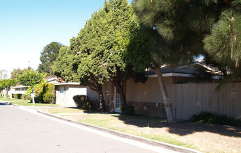 2417-2419 Elden Ave in Costa Mesa, CA - Foto de edificio - Building Photo