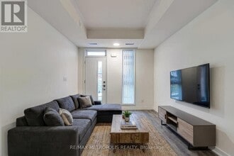 90 Canon Jackson Dr in Toronto, ON - Building Photo - Building Photo