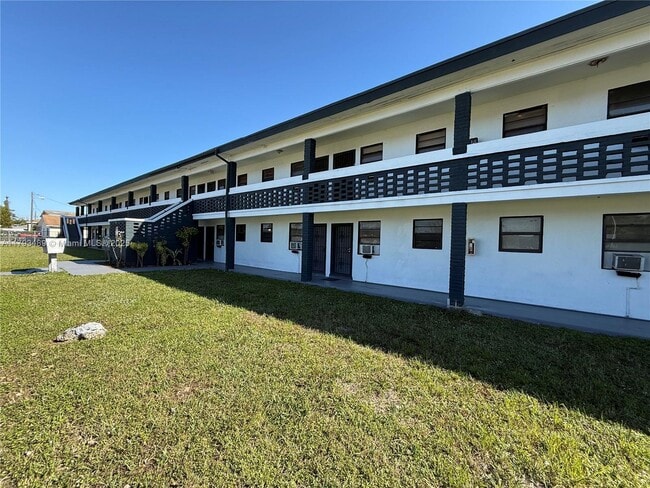 7155 NW 17th Ave in Miami, FL - Building Photo - Building Photo