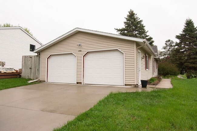 2110 26th Ave NW in Rochester, MN - Building Photo - Building Photo