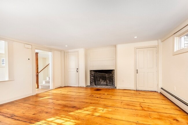 108 Washington St, Unit 2 in Marblehead, MA - Foto de edificio - Building Photo