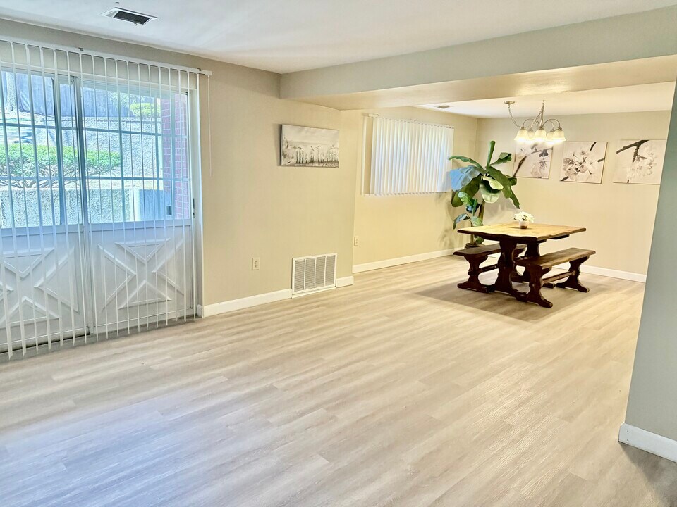 5 Louisburg Square in Nashua, NH - Building Photo
