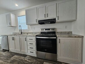 1006 Myakka Dr in North Fort Myers, FL - Building Photo - Building Photo