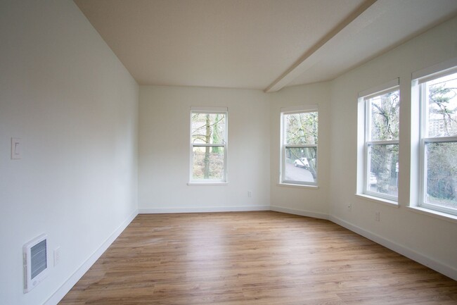 236 SW Meade St in Portland, OR - Foto de edificio - Building Photo