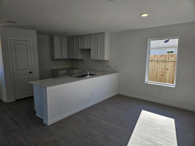 1310 Charlotte Wy in Wharton, TX - Building Photo - Building Photo