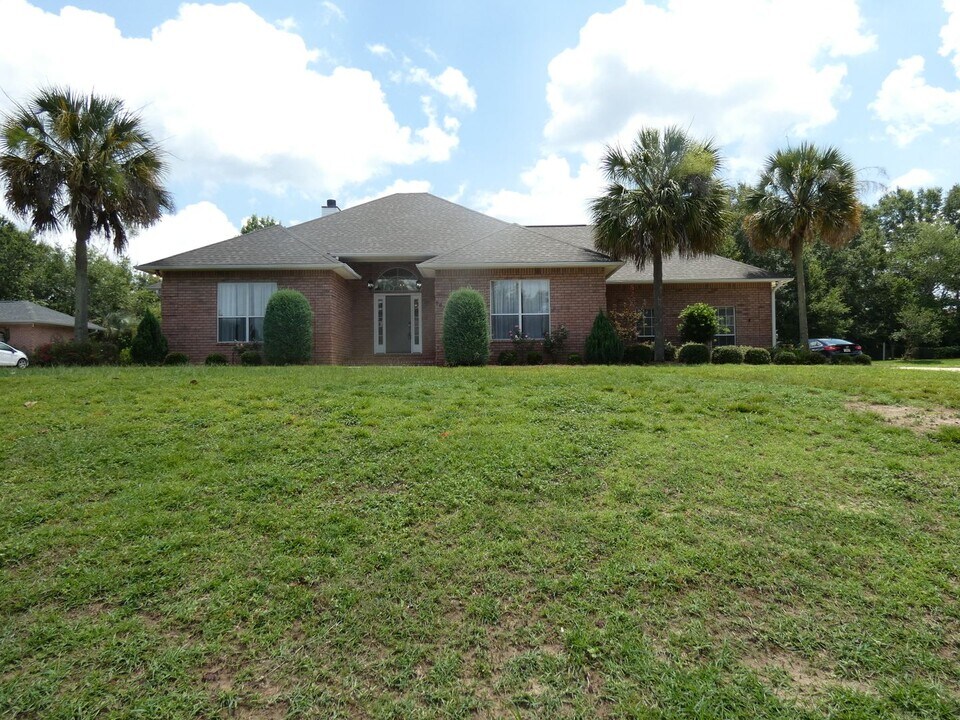 5632 Champions Dr in Pace, FL - Building Photo