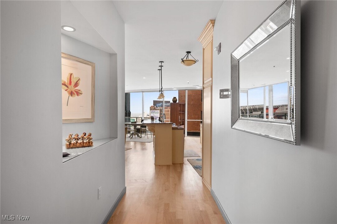 701 W Lakeside Ave in Cleveland, OH - Building Photo